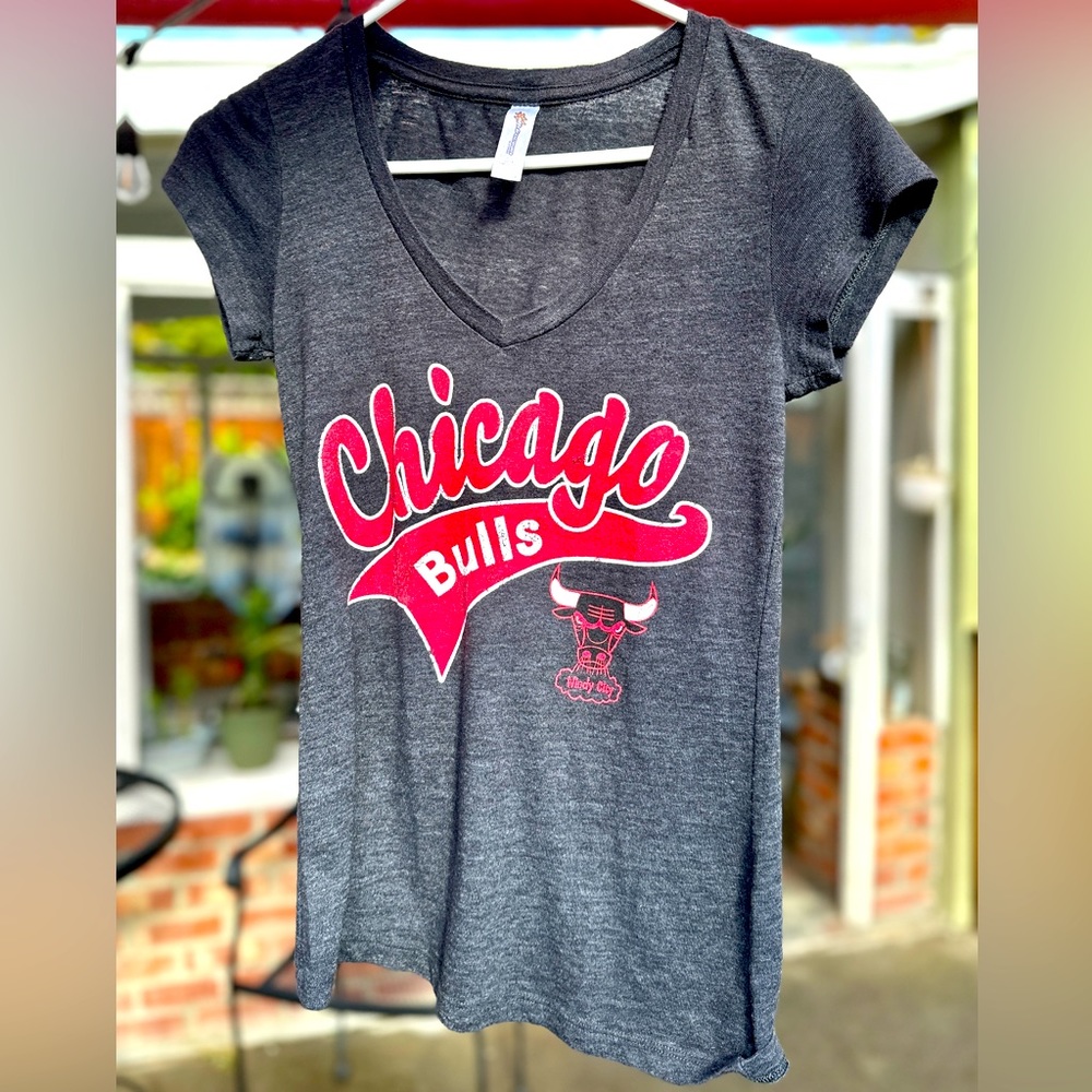 Chicago Bulls - Women’s Gray V-neck Tee